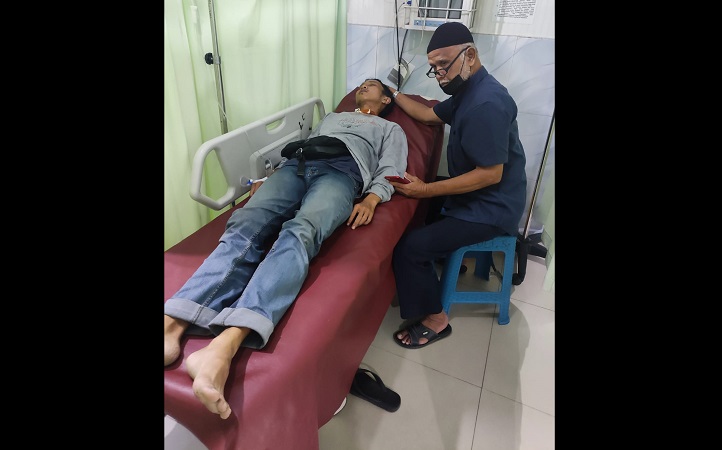 Pria yang nekat menyayat lehernya sendiri di Pekanbaru, terbaring di rumah sakit. (Foto: Polsek Bukit Raya)