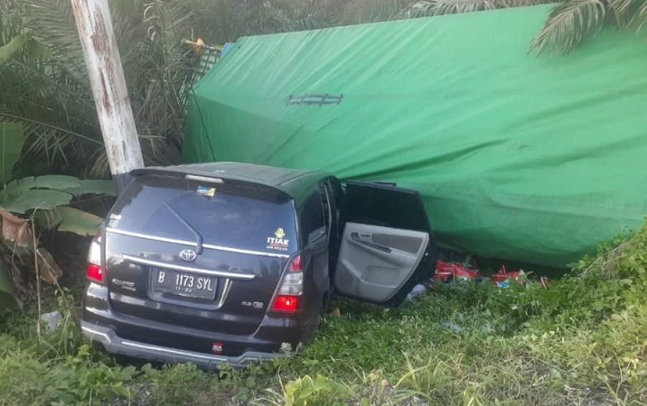Mobil Toyota Innova terhimpit truk di Pelalawan Riau, Selasa (5/1/2022). (Foto: Dok. Polsek Bandar Sekijang)