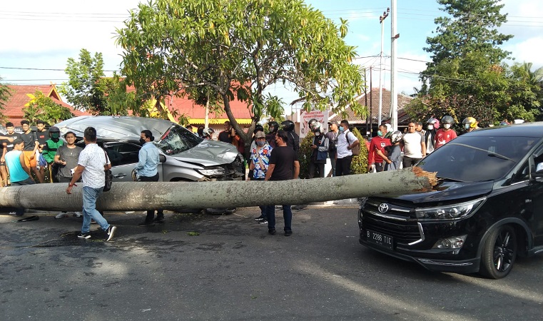 Mobil Pajero tabrak pohon dan menimpa Toyota Innova, di depan RSUD Arifin Achmad, Pekanbaru, Rabu (5/1/2021) sore. (Foto: Dok. Polresta Pekanbaru)