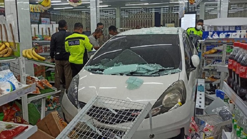 Mobil Honda Jazz menabrak Indomaret di Pekanbaru, Minggu (9/1/2022) malam. (Foto: istimewa)