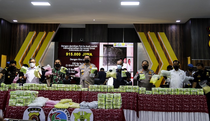 Polda Aceh memperlihatkan barang bukti dan tersangka saat konferensi pers di Gedung Aula Presisi Mapolda Aceh, Banda Aceh Selasa (25/1/2022). (Foto: Fahzian Aldevan)