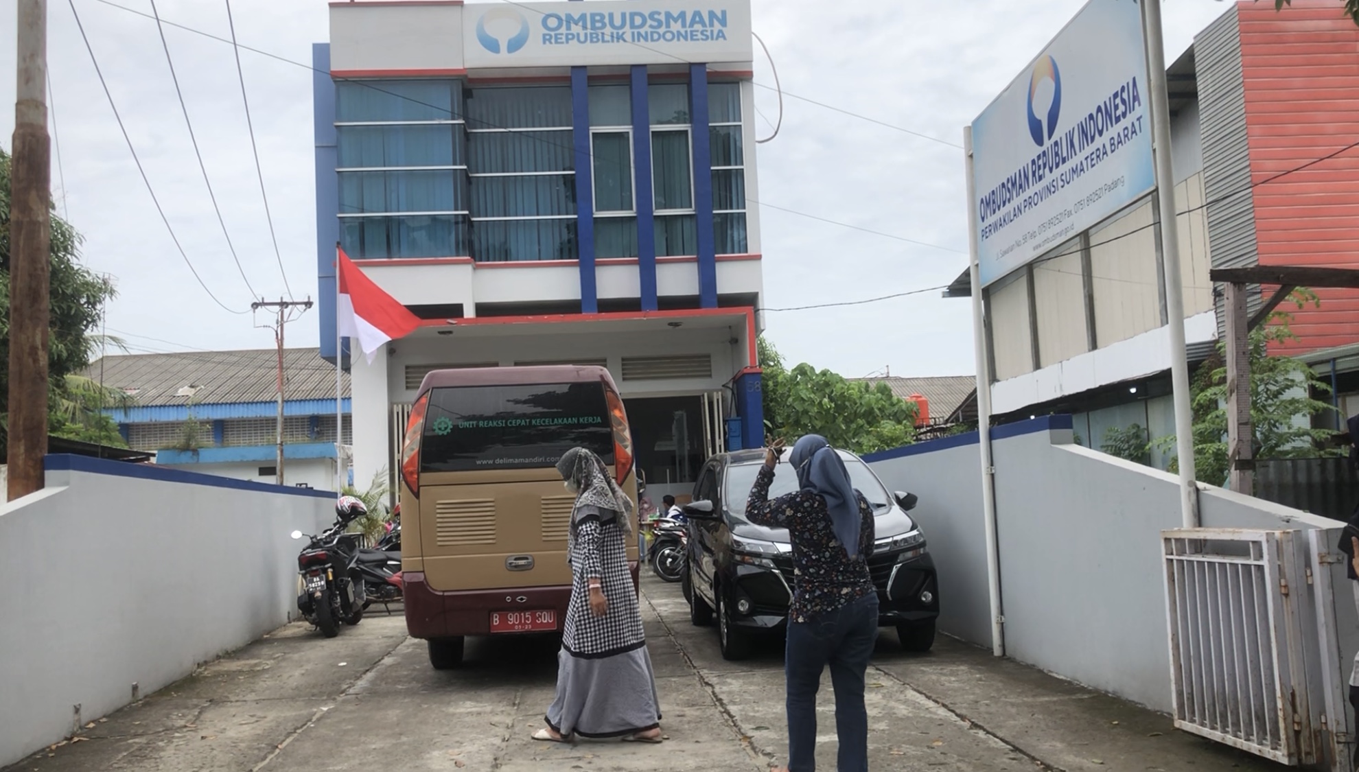 Orangtua siswa di Padang mendatangi kantor Ombudsman Sumatera Barat