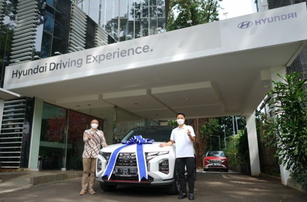 Anthony Ginting (kanan) saat menerima satu unit SUV Hyundai CRETA di Jakarta, Rabu (2/2/2022) (HMID/Halonusa)