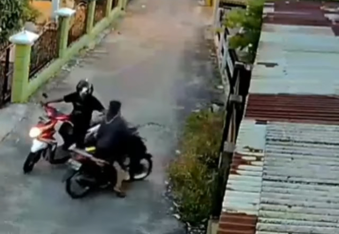 Cuplikan video menunjukan aksi begal payudara terhadap bidan di Pekanbaru, Riau yang dialami seorang bidan, Rabu 3 Januari 2021 (Int/Halonusa)