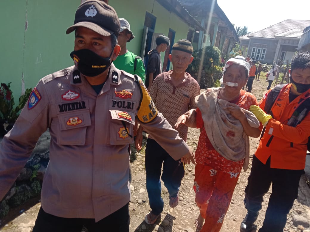 Evakuasi warga terluka setelah gempa berkekuatan M 6,2 mengguncang Pasaman Barat, Sumatera Barat. (Dok. Kantor Pencarian dan Pertolongan) Padang)