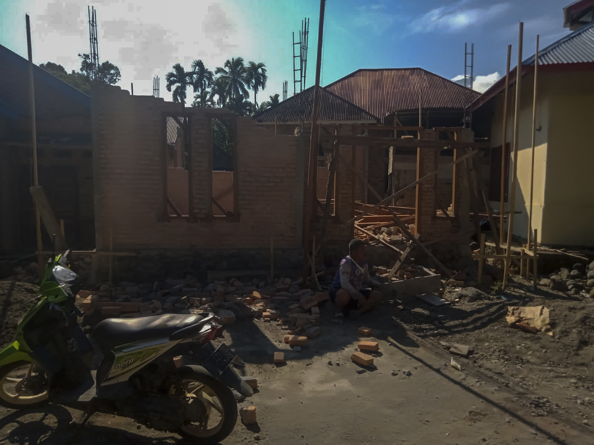 Warga Kampung Pinariman, Jorong Tanjung Beruang, Nagari Kajai, Kecamatan Talamau, Kabupaten Pasaman Barat, Provinsi Sumatera Barat berlindung di depan rumahnya saat gempa M 6,2 Jumat (25/2/2022) | Idenfi Susanto for Halonusa | 