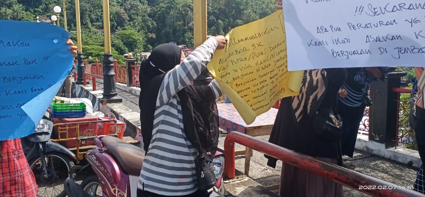 Pedagang Jembatan Siti Nurbaya menolak direlokasi. (Foto: Dok. Istimewa)