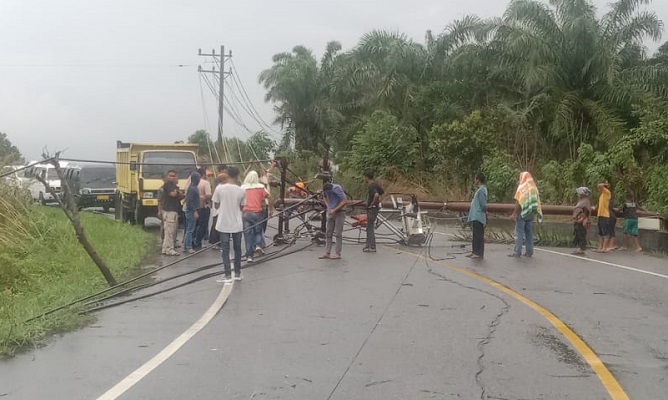 Tiang listrik milik PLN tumbang di Kabupaten Bener Meriah, Rabu (9/2/2022). (Foto: Dok. Polisi)