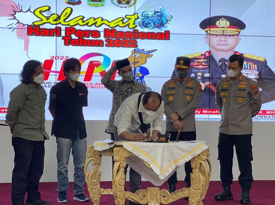 Ketua Pewarta Foto Indonesia (PFI) Padang Arif Pribadi menandatangani MoU bersama organisasi pers lainnya dengan Polda Sumbar, Selasa (22/2/2022) saat puncak HPN tingkat provinsi di Auditorium Gubernuran Sumbar.