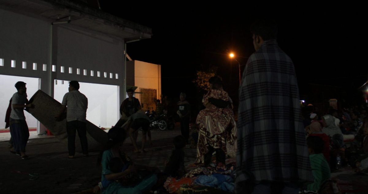 SELAMATKAN ANAK DAN KELUARGA | Pengungsi korban gempa Pasaman Barat, Sumatera Barat berlari keluar sembari mengendong balita dan selamatkan keluarga saat gempabumi terjadi Minggu (27/2/2022) dini hari. Menurut BMKG peristiwa terjadi pukul 02:08:18 WIB den