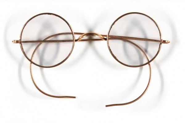 Kacamata Windsor bulat milik John Lennon masuk lelang Sotheby's. (Sotheby's)