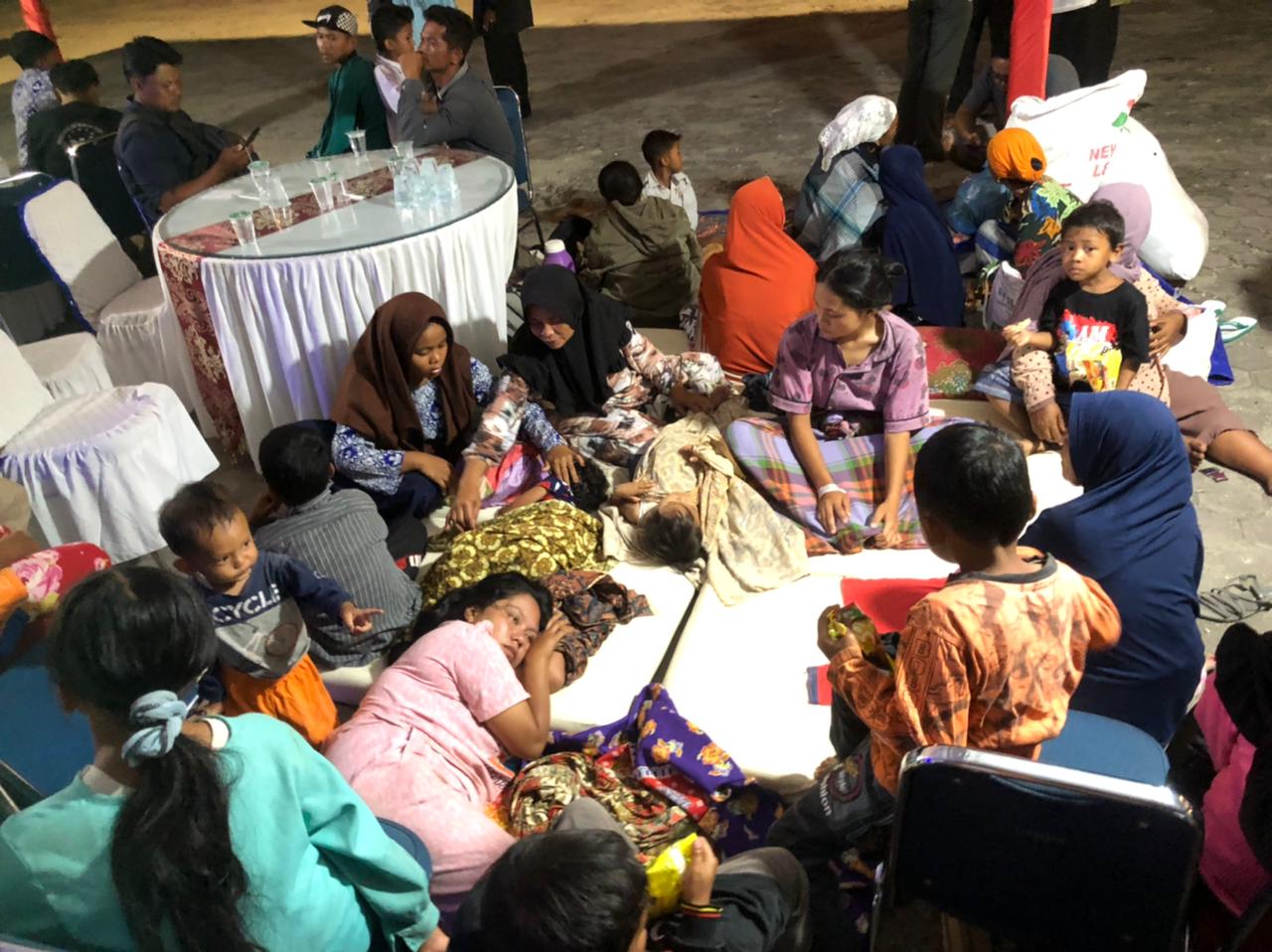 PENGUNGSI | Warga korban terdampak gempa Pasaman Barat, Sumatera Barat kesulitan mendapatkan tempat mengungsi. (Halbert Caniago)