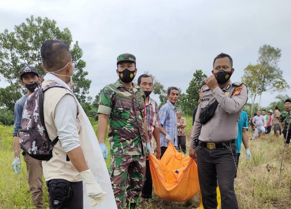 Anggota Polri, TNI bersama warga mengevaskuasi jenazah remaja putri yang ditemukan terkubur di belakang SDN 03. Sebelum kejadian, remaja VRM itu berpamitan dari rumah untuk membeli paket data internet, kini polisi sedang menyelidiki kasisnya.