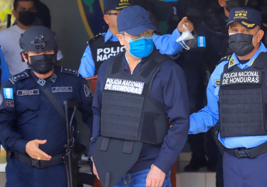 Mantan Presiden Honduras Juan Orlando Hernandez berdiri setelah ditahan oleh anggota Kepolisian Nasional Honduras di Tegucigalpa, Honduras, 15 Februari 2022. (Foto: Reuters)