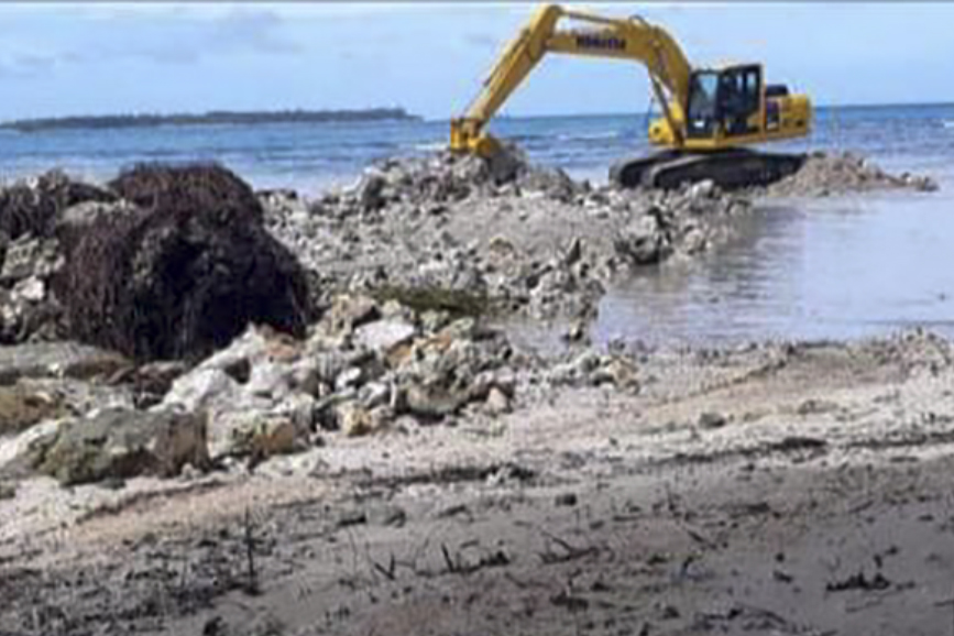 RUSAK TERUMBU KARANG  | Aktivitas alat berat saat menggali terumbu karang untuk bahan pembangunan logpond di Pantai Polimo, Mentawai, Sumatera Barat. (Riswan Rubei/Tanharimage/Halonusa)