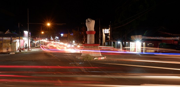 Tugu Simpang Tinju saat malam hari (foto: Halbert Caniago)