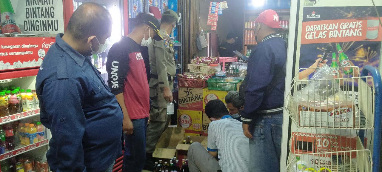 Personel Satpol PP Padang menyita minuman keras yang dijual tanpa izin