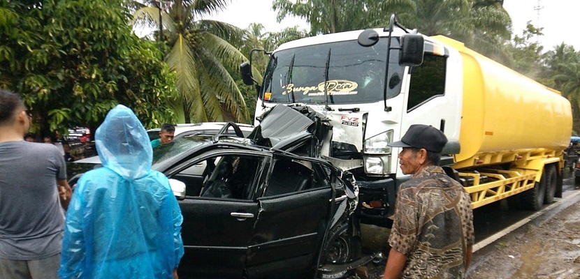 Kondisi mobil Camat Palembayan yang mengalami kecelakaan. (Foto: Dok. Polres Agam)