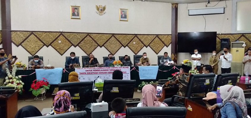 Unjuk rasa tolak SE vaksin anak di DPRD Padang. (Foto: Dok. Istimewa)