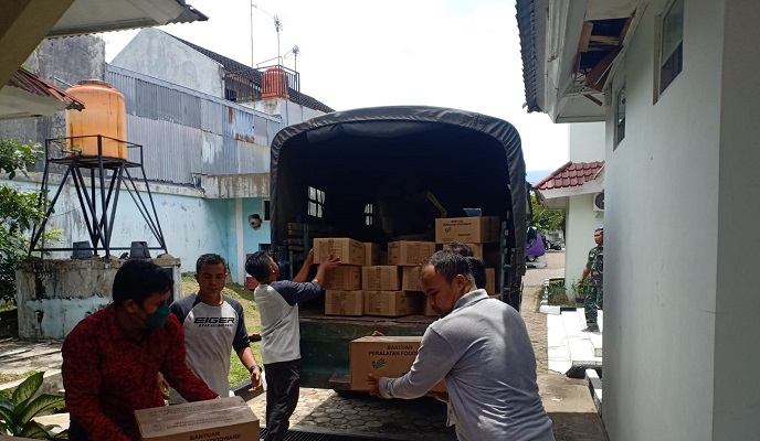 Bantuan logistik TNI untuk korban gempa Pasaman Barat. (Foto: Dok. Korem 032/Wirabraja)
