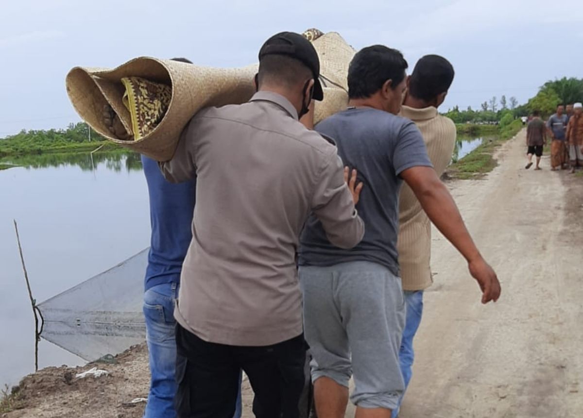 Jasad korban yang ditemukan di tambak ikan di Gampong Teupin Kuyun kabupaten setempat, Sabtu (5/2/2022). (Int/Halonusa)