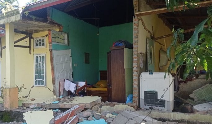 Bangunan rusak akibat gempa Pasaman Barat (Pasbar), Jumat (25/2/2022) pagi. (Foto: Dok. Istimewa)