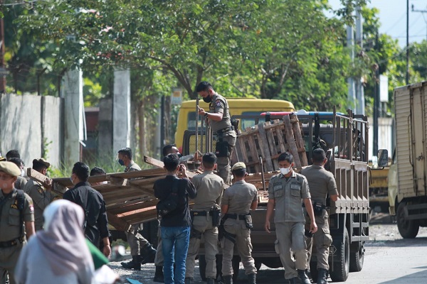 Penertiban bangunan di Lubuk Begalung. (Foto: Dok. Satpol PP Padang)