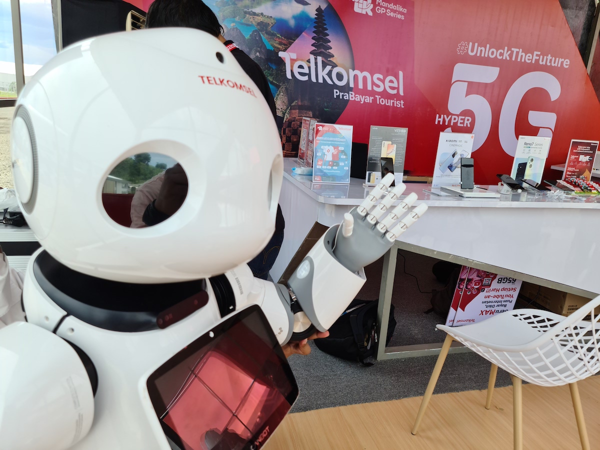 Telkomsel menghadirkan ‘Telkomsel 5G Experience’ dengan 6 use cases, yaitu Humanoid Robot, Cloud Gaming, 5G Drone, Virtual Reality, AR Industrial Work Instruction, dan 5G mmWave-Device. Selama MotoGP 2022 di Indonesia berlangsung.