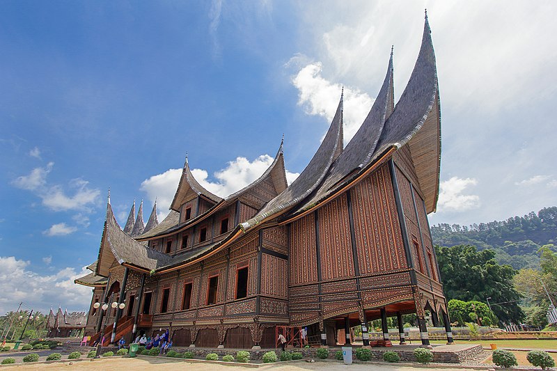 Istano Basa Pagaruyung terletak di Kabupaten Tanah Datar, Provinsi Sumatera Barat yang saat ini dikenal masyarakat sebagai museum dan objek wisata. Istana Pagaruyung yang asli dibangun di atas Bukit Batu Patah. Fungsi Rumah Gadang Sebagai Manifestasi Kehi
