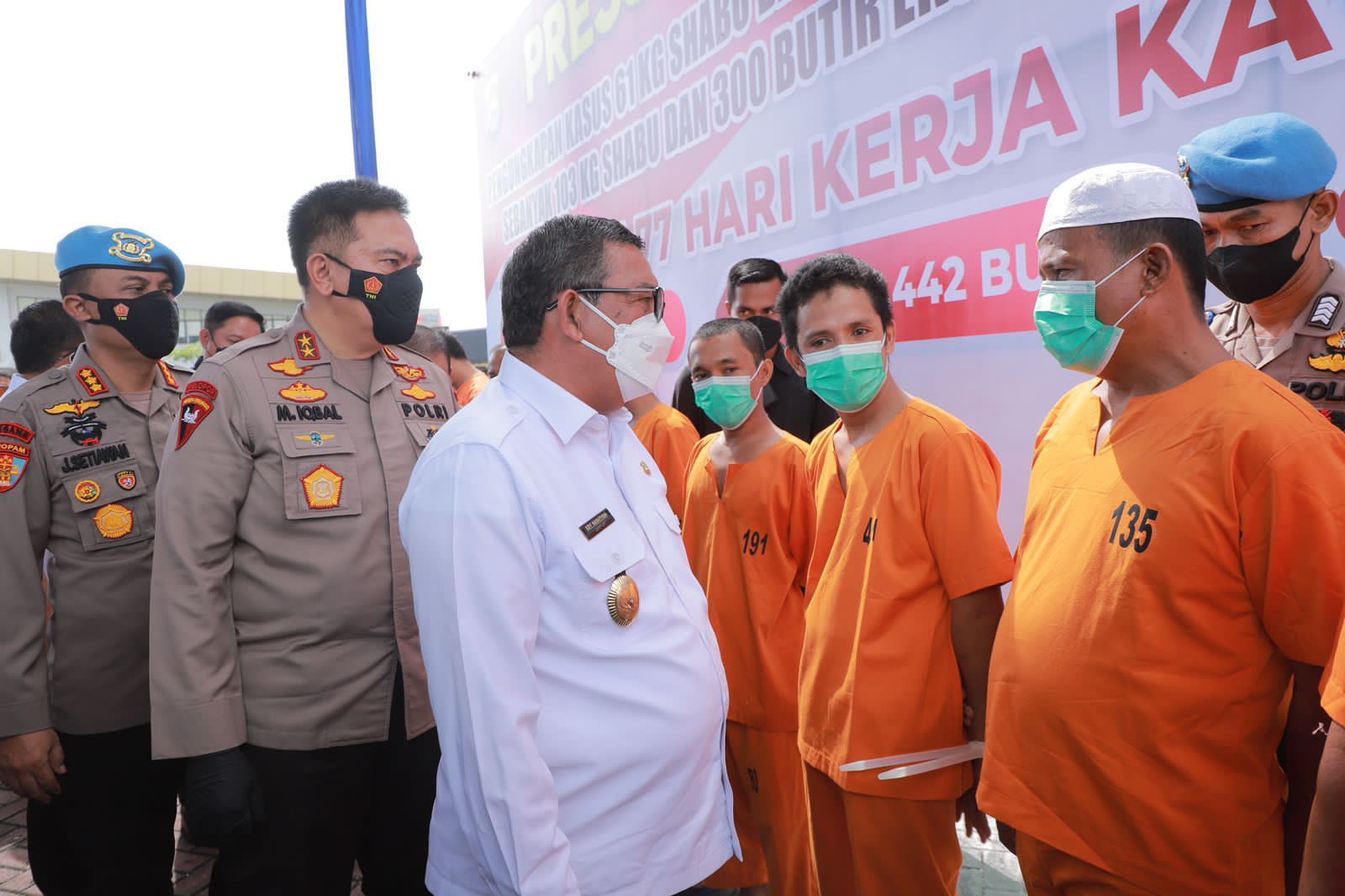 Teks foto : Kapolda Riau, Irjen Pol Muhammad Iqbal bersama Wakil Gubernur Riau Edi Natar Nasution menginterogasi oknum polisi berpangkat Ipda. YR merupakan anggota Polri yang tersandung kasus narkoba seberat 5 Kilogram.