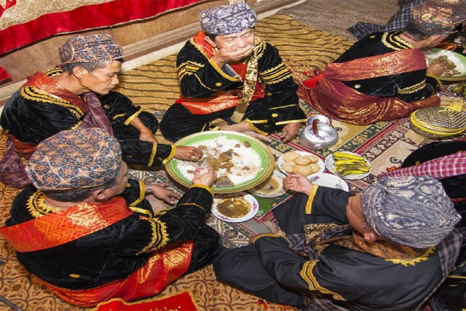 Makan Bajamba adalah tradisi makan dengan cara duduk bersama-sama di dalam suatu ruangan yang dilakukan oleh masyarakat Minangkabau. (Foto: Disbud Provinsi Sumbar Barat/Halonusa)