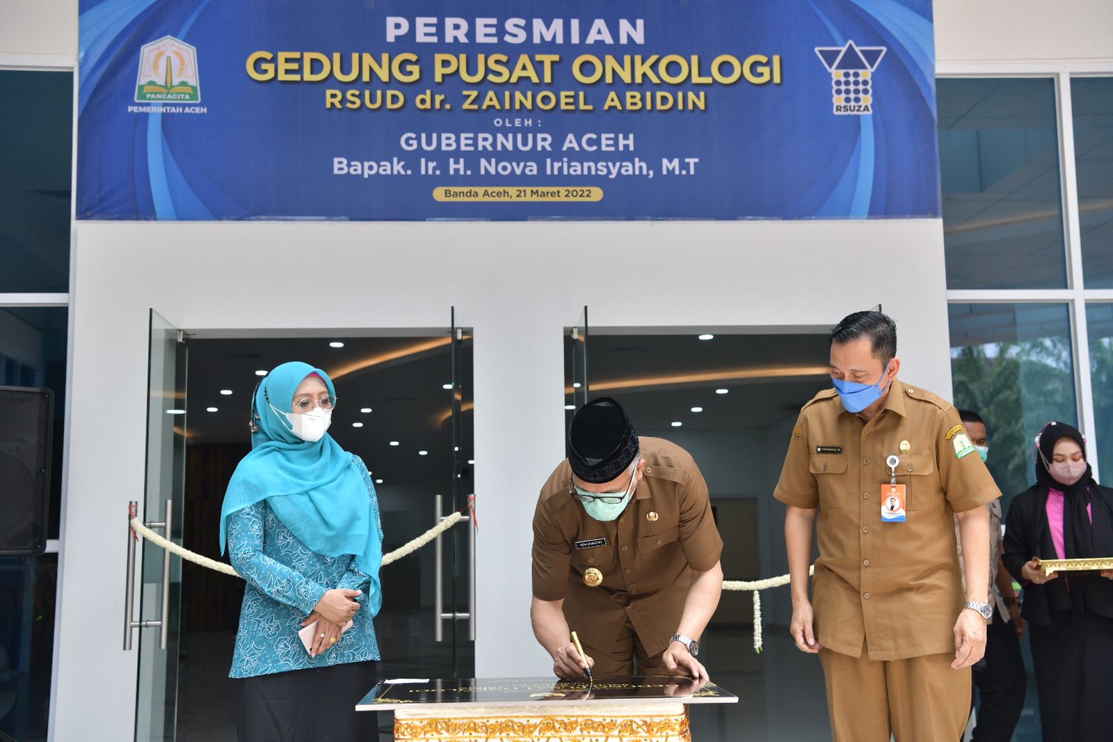 PERESMIAN  Gubernur Aceh, Nova Iriansyah dan Direktur RSUDZA, dr. Isra Firmansyah melakukan penandatanganan prasasti saat meresmikan gedung pusat onkologi, di RSUDZA, Banda Aceh, Senin (2132022).