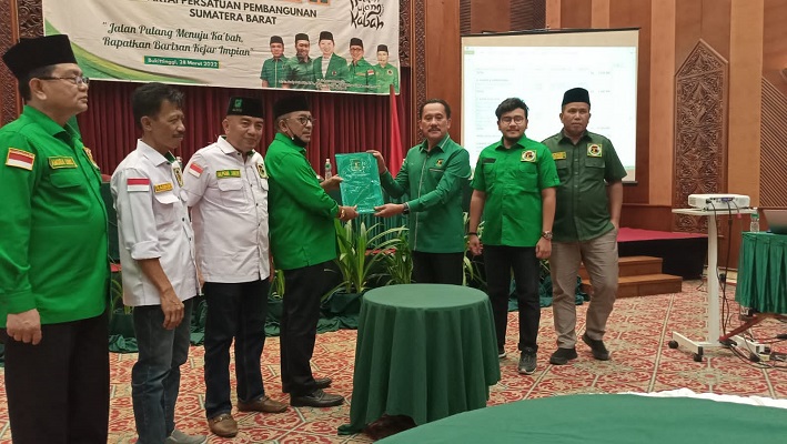 Penyerahan SK Ketua DPC PPP Padang kepada Dasman oleh Ketua DPW PPP Sumbar, Hariadi. (Foto: Dok. Infokom PPP)