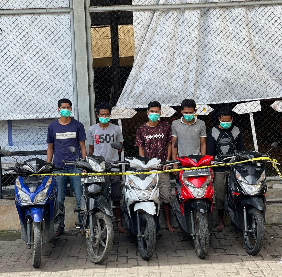CURANMOR: Para pelaku pencurian sepeda motor beserta barang bukti di Mapolresta Banda Aceh. (Intel/Halonusa)