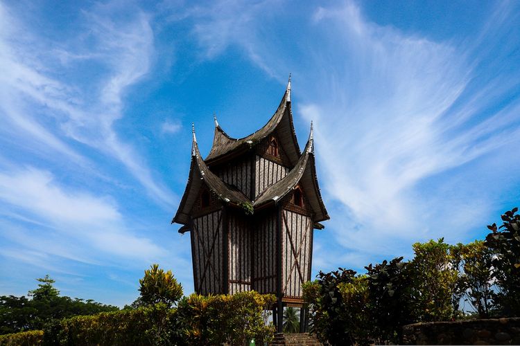 Rangkiang Sebagai Salah Satu Arsitektur Bangunan Terpenting Rumah Gadang (Foto: Ilham Ferdiansyah/Shutterstock/Halonusa)