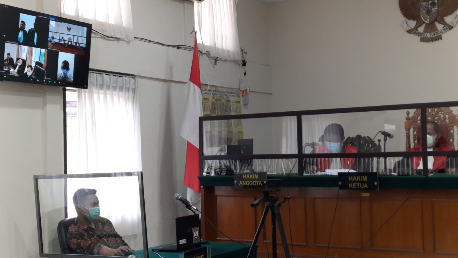 Suasana sidang terhadap Dekan FISIP UNRI non-aktif di Pengadilan Negeri Pekanbaru. Ketua Majelis Hakim menyatakan vonis tidak bersalah saat sidang terdakwa Syafri Harto, Rabu 30 Maret 2022.