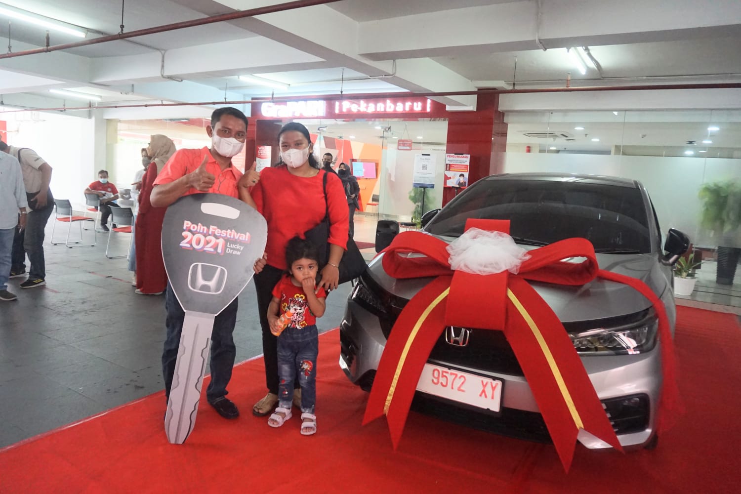 Telkomsel serahkan hadiah mobil Honda Citi Hatchback RS kepada pelanggan di kota Pekanbaru. Secara special Manajemen Telkomsel di area Sumatera yang dihadiri oleh Vice President Consumer Sales Area Sumatera Mulya Budiman menyerahkan langsung hadiah terseb