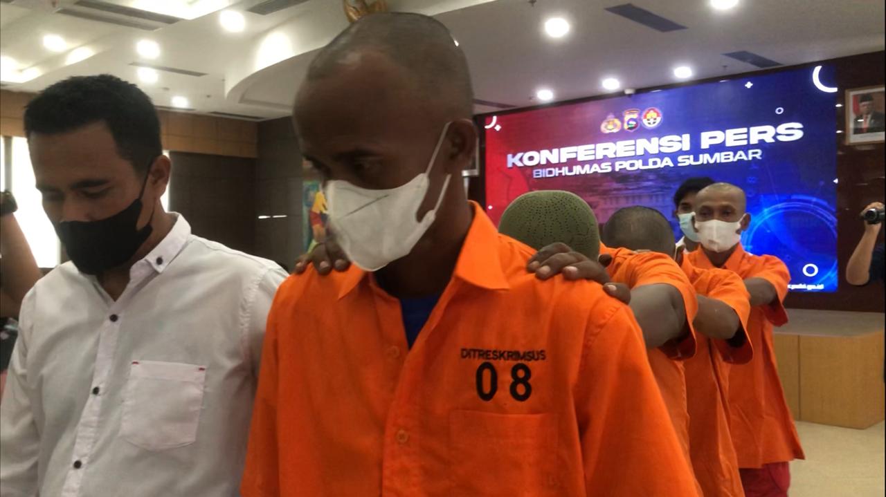 Empat Tersangka Illegal mining di Sumatera Barat digiring menuju sel tahanan (Halbert Caniago)