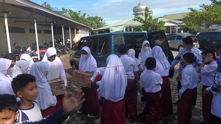 Pelajar SD Adabiah bantu korban terdampak gempa di Pasaman Raya. (Foto: Dok. Istimewa)