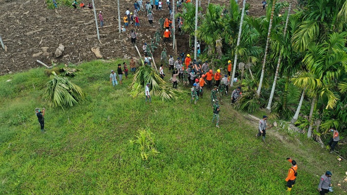 Evakuasi jasad korban gempa di Pasaman Raya. (Foto: Dok. Basarnas)