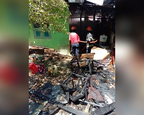 Kebakaran di dapur Nenek Rabanis pada Senin (28/3/2022) siang. (Foto: Istimewa)