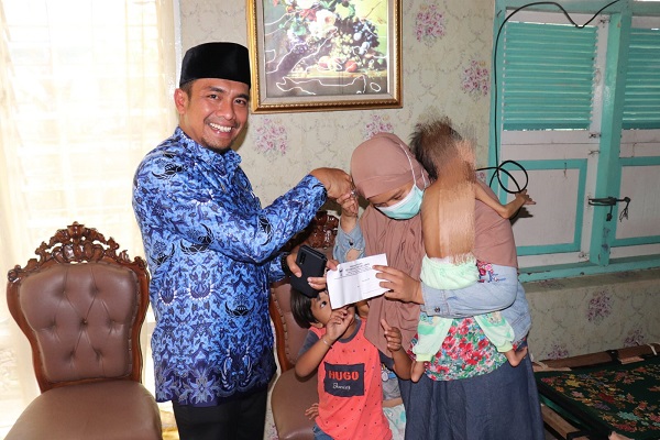 Bocah penderita stunting dan hipotiroid yang dibantu Kecamatan Lubuk Begalung. (Foto: Dok. Istimewa/HerizaSyafani)