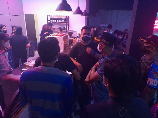 Pelanggaran prokes kafe di Padang. (Foto: Dok. Satpol PP)