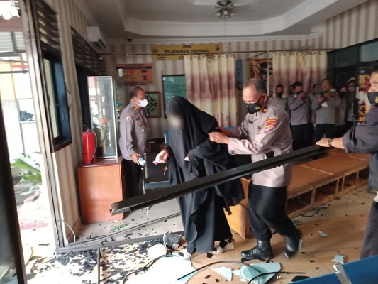 Perempuan penabrak kantor Polres Pematang Siantar ditangkap polisi. (Foto: Dok. Istimewa)