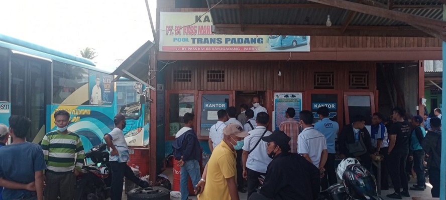 Sejumlah orang mendemo kantor Trans Padang koridor 4. (Foto: Dok. Istimewa)
