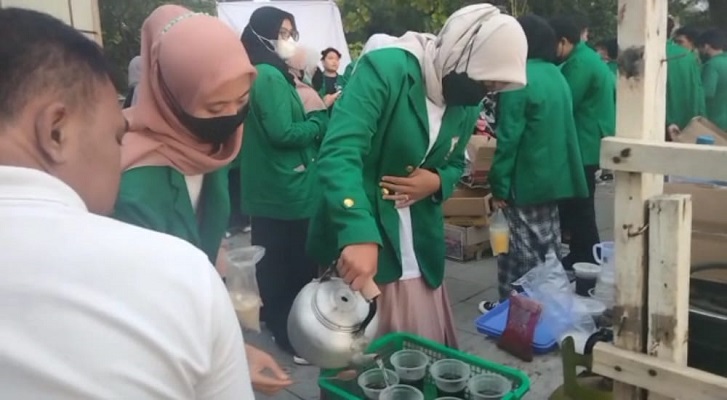 Mahasiswa FH Unand jualan teh dan kopi bantu korban gempa Pasaman Raya. (Foto: Dok. Istimewa)
