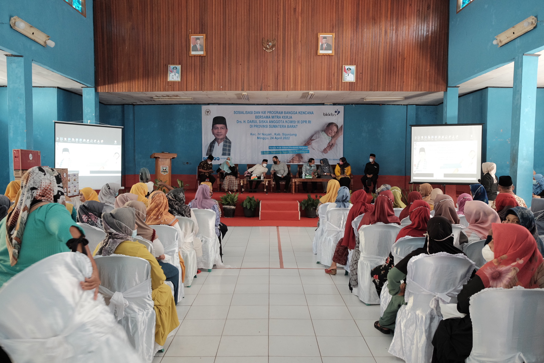 Sosialisasi dan KIE Program Bangga Kencana bersama mitra kerja Komisi IX DPR RI, dalam hal ini Darul Siska sebagai legislator DPR RI, yang pelaksanaan di Kecamatan IV Nagari, Kabupaten Sijunjung, Sumatera Barat (BKKBN/Tanharimage/Halonusa)