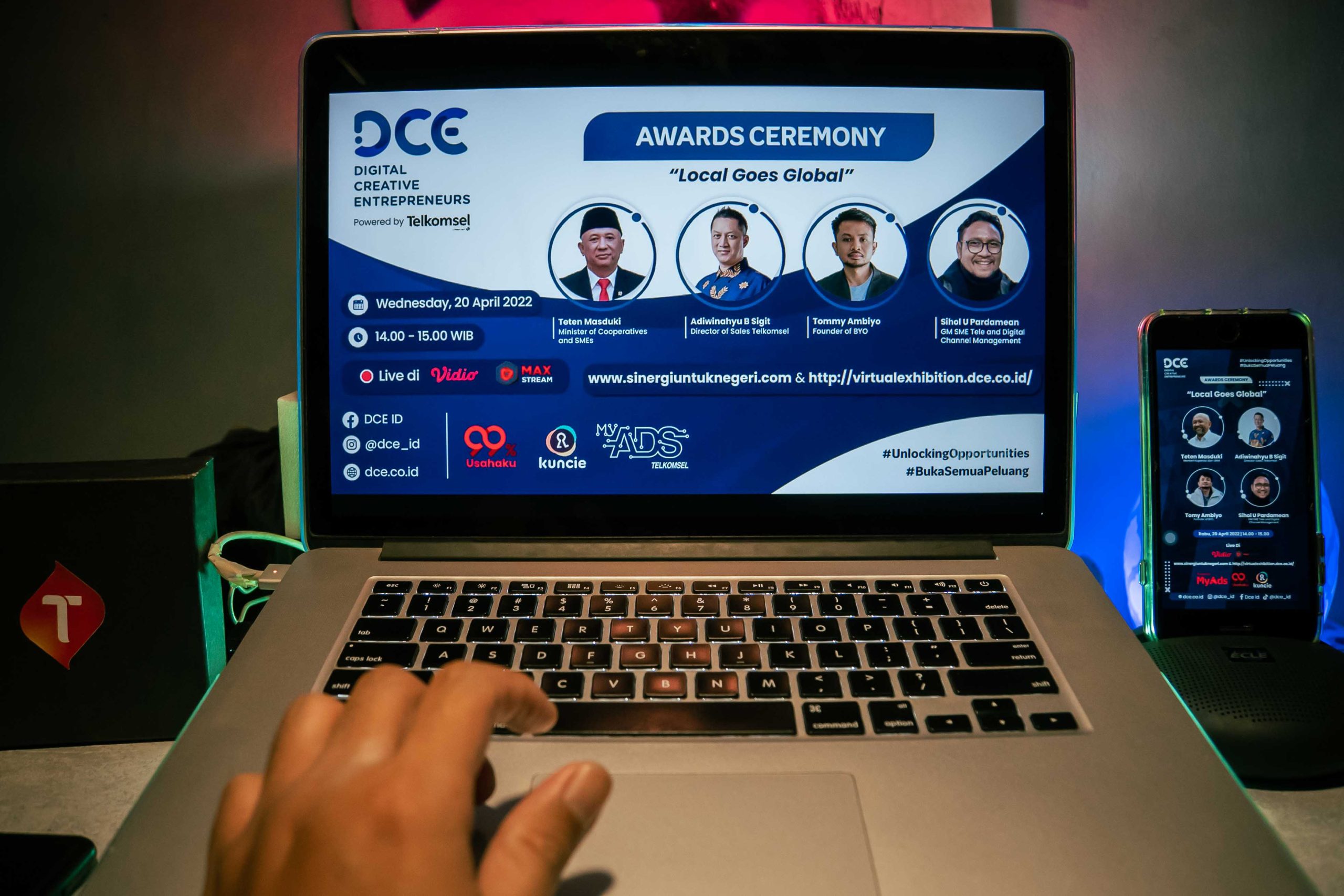 Program Digital Creative Entrepreneurs (DCE) yang telah berlangsung sejak November 2021 kini telah mencapai puncaknya yang akan menghasilkan 5 peserta terbaik yang berhak mendapatkan modal usaha dengan nilai total Rp200 juta.  (Telkomsel/Tanharimage/Halon