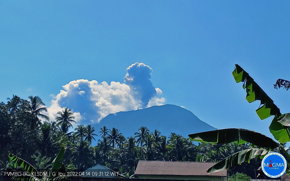 Gunung Ibu di Pulau Halmahera, Maluku Utara erupsi. (Dokumen PVMBG)