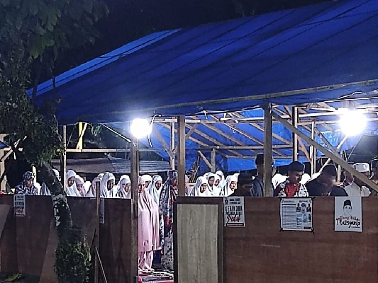 Sejumlah korban terdampak gempa Pasaman Barat melaksanakan ibadah salat tarawih di rumah ibadah sementara yang dibangun DPC Gerindra Pasbar. (Foto: Dok. Tim AR)